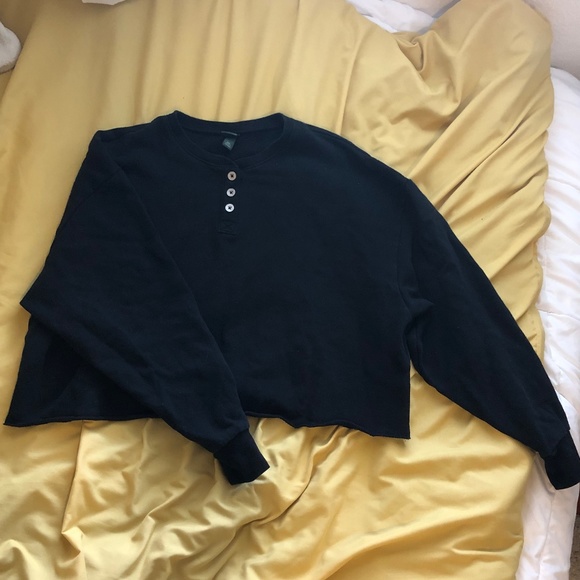 Black cropped henley crewneck